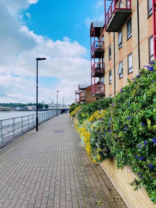 Bright &Spacious One Bedroom Flat Off Canary Wharf Лондон Экстерьер фото