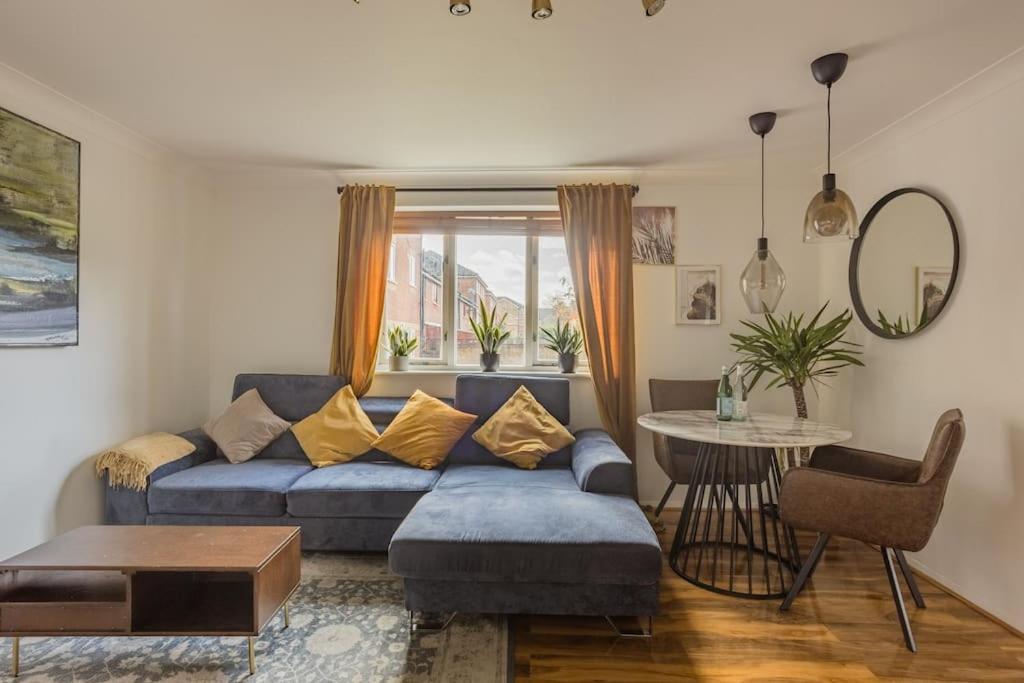Bright &Spacious One Bedroom Flat Off Canary Wharf Лондон Экстерьер фото