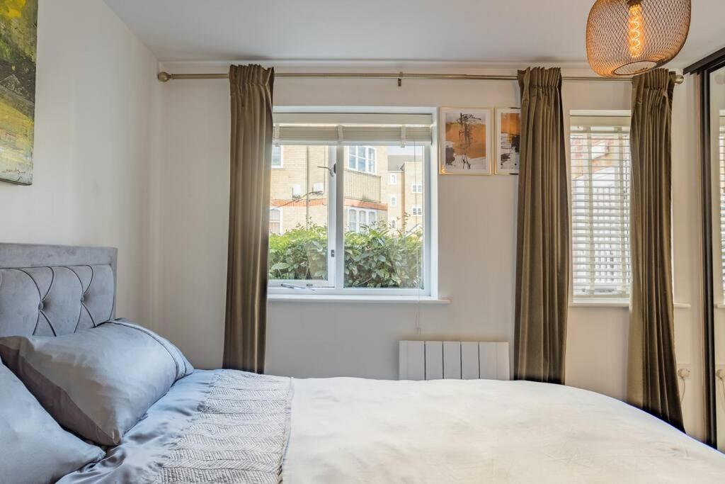 Bright &Spacious One Bedroom Flat Off Canary Wharf Лондон Экстерьер фото