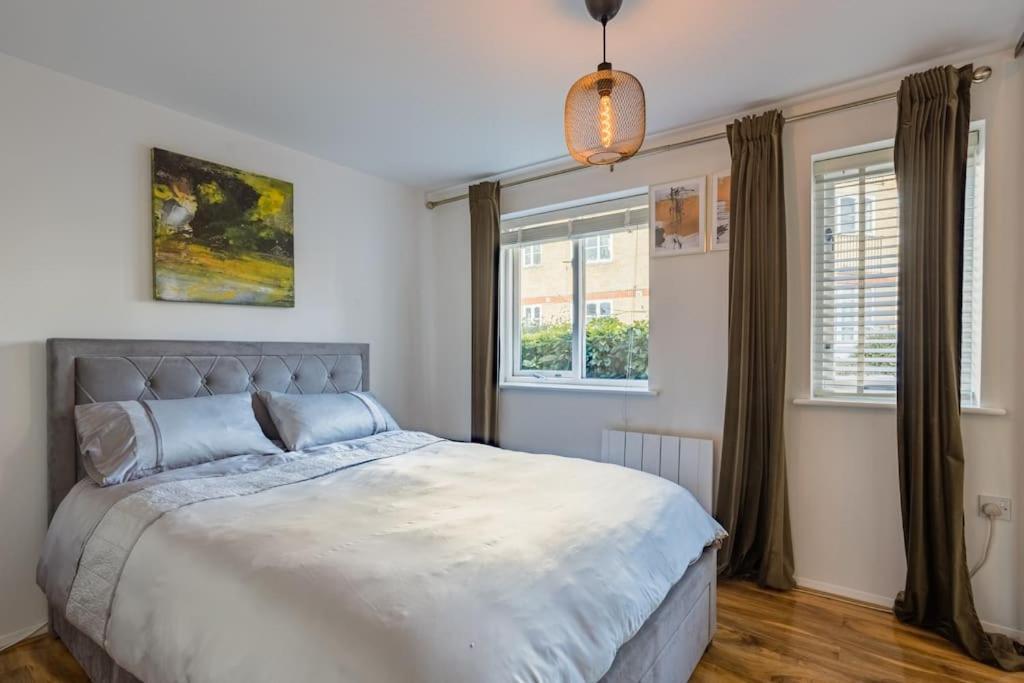 Bright &Spacious One Bedroom Flat Off Canary Wharf Лондон Экстерьер фото