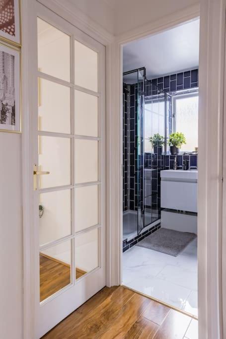 Bright &Spacious One Bedroom Flat Off Canary Wharf Лондон Экстерьер фото