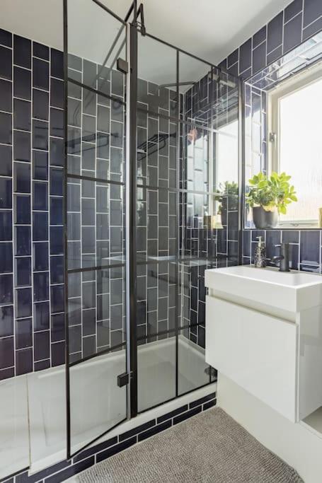 Bright &Spacious One Bedroom Flat Off Canary Wharf Лондон Экстерьер фото